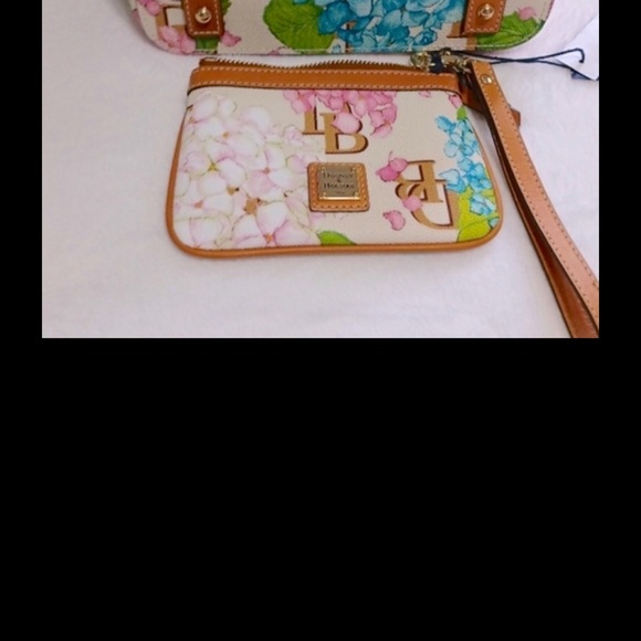 Dooney & Bourke beautiful hydrangea print wristlet pouch brand new with tags - Picture 5 of 12